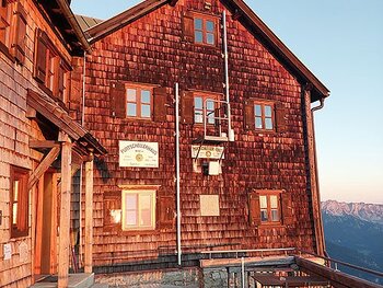 Hütte in der Morgensonne